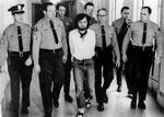 Charles Manson forlader retten i 1971 efter at være blevet kendt skyldig for mord. Foto: Upi