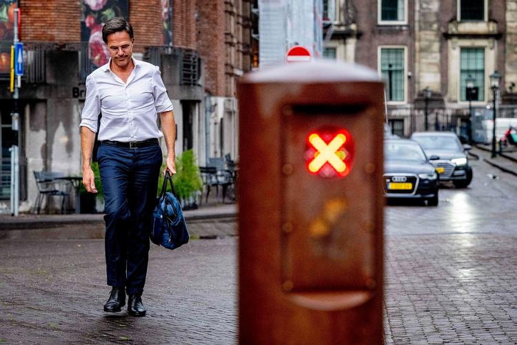 Mark Rutte er nu leder af en såkaldt forretningsregering, indtil hollænderne har været til valg igen, formentlig først i november. Foto: Robin Utrecht/Ritzau Scanpix