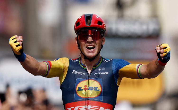 Mads Pedersen vidste ikke fra morgenstunden, om dagen ville ende i et udbrud eller en massespurt. Det endte i det sidste, og danskeren vandt foran bl.a Jasper Philipsen (Alpecin). Det er andet år i træk, Mads Pedersen vinder en etape i Tour de France. Foto: Benoit Tessier/Ritzau Scanpix