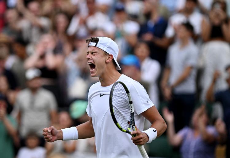 Holger Rune er den første danske spiller i herresingle til at komme blandt de sidste 16 i Wimbledon i den professionelle æra.  Foto: Dylan Martinez/Ritzau Scanpix