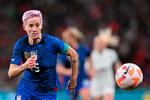 I 2019 blev Megan Rapinoe kåret som den bedste spiller af Det Internationale Fodboldforbund (Fifa), men hendes berømmelse handler lige så meget om bedrifter udenfor banen.  Foto: Glyn Kirk/Ritzau Scanpix