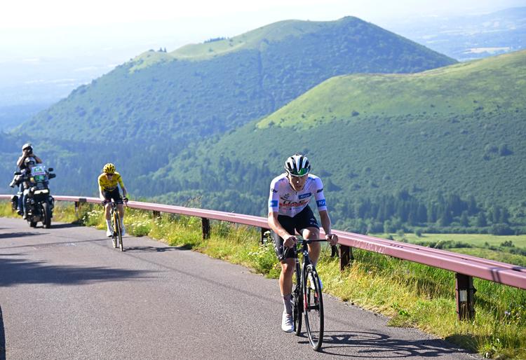 59 år efter Jacques Anquetil og Raymond Poulidor på ikonisk vis nærmest svajede ind i hinanden på Puy de Dômes, var der større afstand mellem to rivaler. Foto: Papon Bernard/Ritzau Scanpix