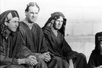 Fra venstre Eric Idle, John Cleese og Michael Palin i en scene fra 'Life of Brian'. Det er Eric Idle som Stan, der gerne vil være kvinde.  Fremover vil han godt kaldes Loretta. Foto: Ronald Grant Archive / Mary Evan/Ritzau Scanpix