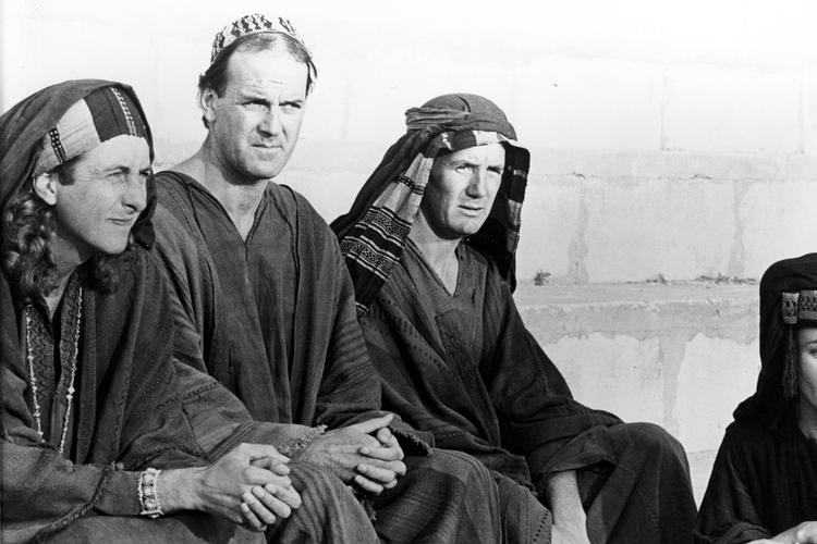 Fra venstre Eric Idle, John Cleese og Michael Palin i en scene fra 'Life of Brian'. Det er Eric Idle som Stan, der gerne vil være kvinde.  Fremover vil han godt kaldes Loretta. Foto: Ronald Grant Archive / Mary Evan/Ritzau Scanpix