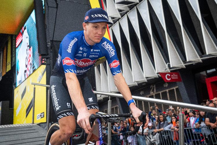 Søren Kragh Andersen ved præsentationen før starten på første etape af Tour de France. Hans hold, Alpecin, håber at hive flere topresultater ud af ham - gerne i form af en etapesejr i Touren. Foto: Bo Amstrup/Ritzau Scanpix