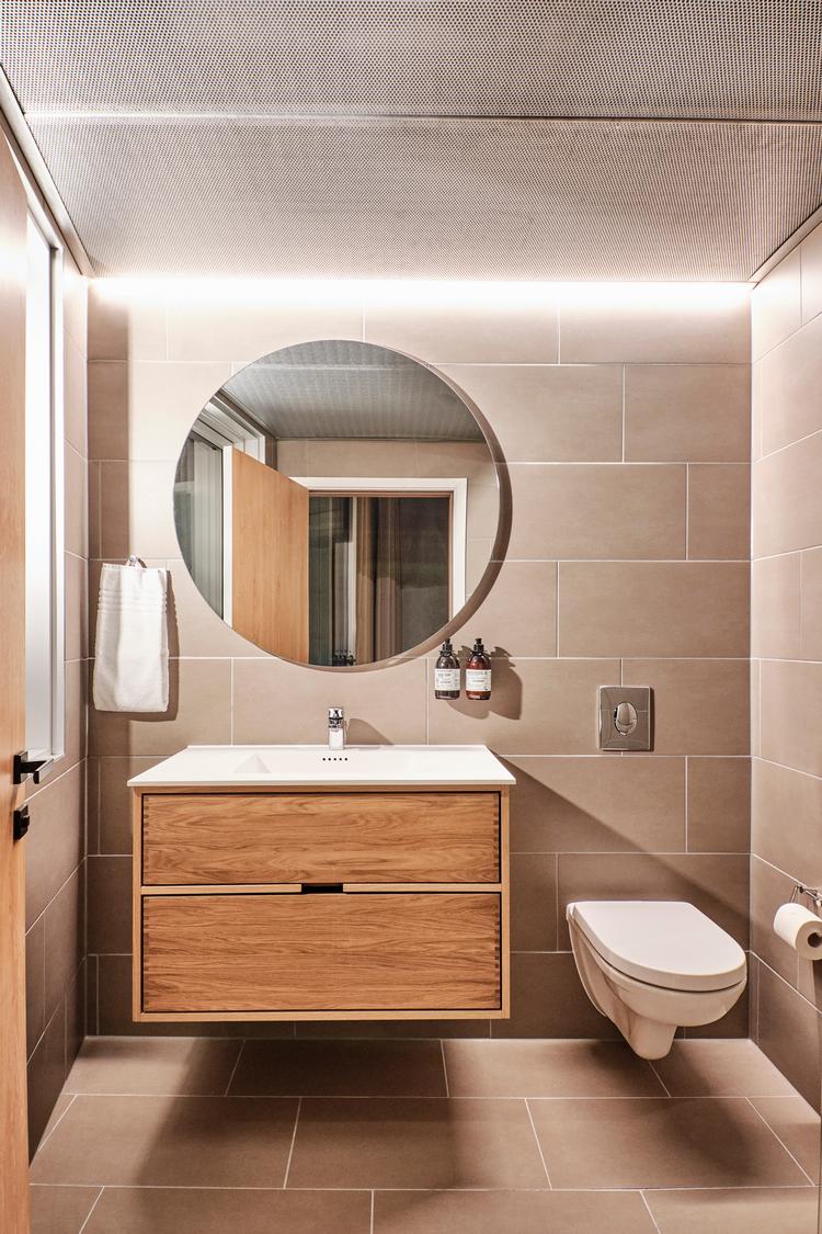 Selv om toiletterne er store og rummelige og indrettet praktisk til formålet, foretrækker mange alligevel at gå ned på det anonyme WC i lobbyen.  Foto: PR