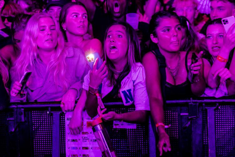 Publikum stod tæt til Central Cee, der spillede på Arena-scenen under årets Roskilde Festival. Sikkerhedsvagter oplevede situationen ved pitten som utryg, skriver de i et debatindlæg. Foto: Anders Holst Pedersen