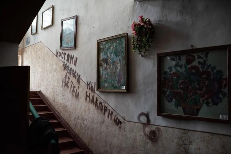 »Vi vil fodre jeres børn med knogler« står der på væggen i et ukrainsk kulturcenter. Foto Alexey Furman/Getty Images.