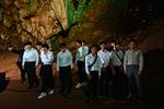 Medlemmer af det thailandske fodboldhold er tilbage i Tham Luang-grotten for at markere, at det i dag er fem år siden, de blev reddet ud af et internationalt hold af dykkere. Foto: Lillian Suwanrumpha/Ritzau Scanpix