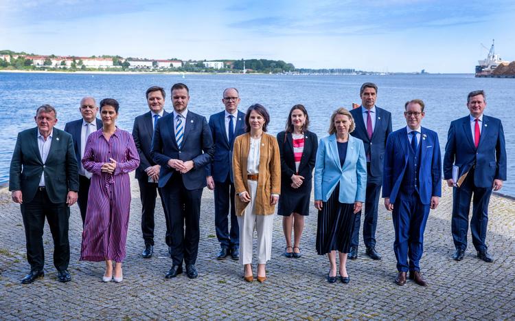 Siden dette billede blev taget i begyndelsen af juni i Wismar i forbindelse med et møde mellem udenrigsministrene i Østersø-landene, er to af udenrigsministrene blevet udskiftet. Men budskabet fra de otte ministre fra Danmark, Sverige, Norge, Finland, Letland, Estland, Litauen og Island er det samme. Foto: Jens Buettner/Ritzau Scanpix