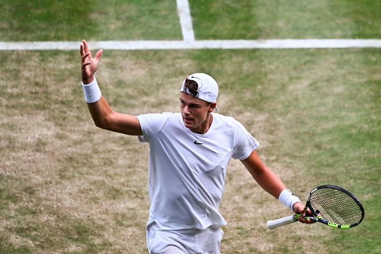 Holger Rune er rykket fra bane 3 til de største baner på Wimbledon-anlægget, og det er noget, der passer ham rigtig godt.   Foto: Sebastien Bozon/Ritzau Scanpix