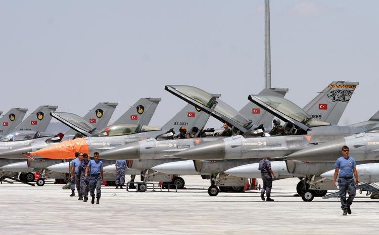 Tyrkiske F-16-jagere under en øvelse i Tyrkiet 15. juni 2009. Tyrkiet har hårdt brug for at opdatere sit flyvevåben.  Arkivfoto Selcan Hacaoglu