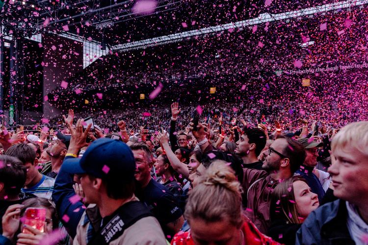 Når Coldplay lader konfettien regne og ballonerne danse, passer det perfekt med vores tidens koncertkultur, hvor vi søger underholdning for alle sanserne. Foto: Anders Holst Pedersen