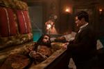 Der er, logisk nok, langt mellem dagslysscener i 'What We Do in the Shadows', og forholdet mellem Nandor the Relentless i kisten og hans menneskelige hjælper Guillermo tåler heller intet dagslys. Foto: Still fra filmen/HBO Max/HBO MAX