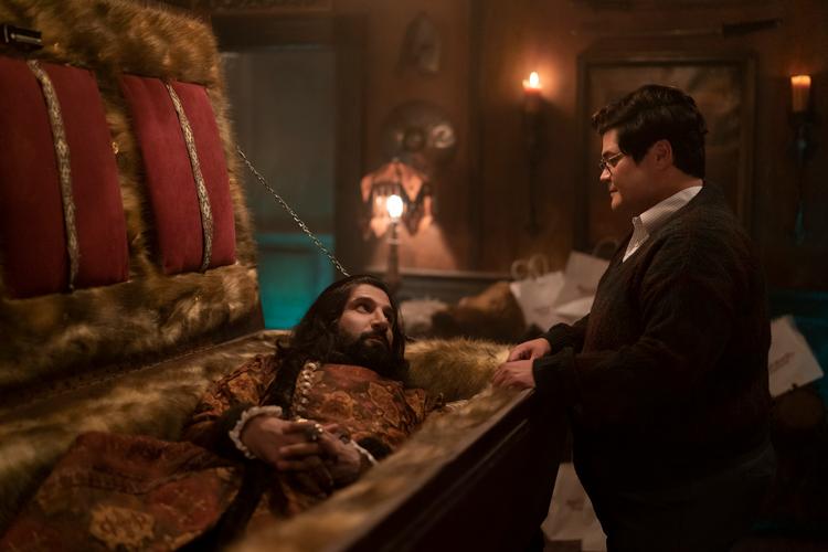 Der er, logisk nok, langt mellem dagslysscener i 'What We Do in the Shadows', og forholdet mellem Nandor the Relentless i kisten og hans menneskelige hjælper Guillermo tåler heller intet dagslys. Foto: Still fra filmen/HBO Max/HBO MAX
