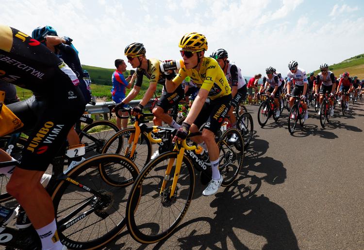 
Efter det tidlige kaos på 10. etape kom der mere ro over feltet, hvor Jonas Vingegaard det meste af tiden var godt beskyttet af sit hold.   Foto: Gonzalo Fuentes/Ritzau Scanpix