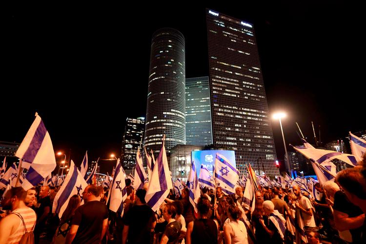 Demonstranter i Tel Aviv protesterer mod regeringens retsreform. Foto: Menahem Kahana/Ritzau Scanpix