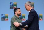 Humøret var ganske godt og håndtrykket varmt, da Volodymyr Zelenskyj og Jens Stoltenberg hilste på hinanden inden mødet i det nystiftede Nato-Ukraine råd.

     Foto: Petras Malukas/Ritzau Scanpix