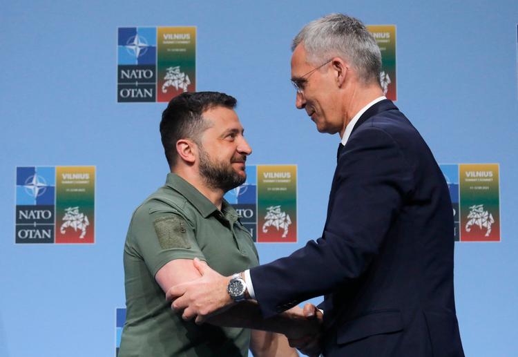 Humøret var ganske godt og håndtrykket varmt, da Volodymyr Zelenskyj og Jens Stoltenberg hilste på hinanden inden mødet i det nystiftede Nato-Ukraine råd.

     Foto: Petras Malukas/Ritzau Scanpix