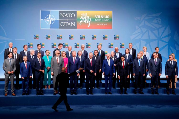 Symbolværdien er til at få øje på i det politiske fællesbillede fra Nato-topmøde i Vilnius.  Foto: Ludovic Marin/Ritzau Scanpix