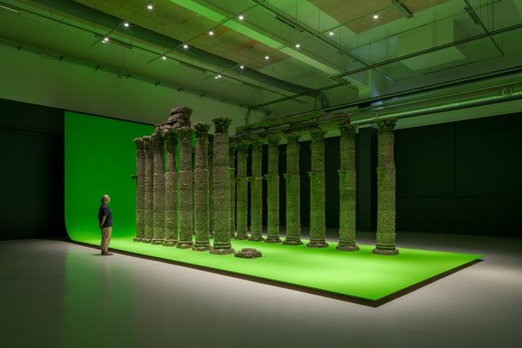 Udstillingen med Abbas Akhavan er delt mellem Glyptoteket og Copenhagen Contemporary, der viser den monumentale installation af søjler fra et af Islamisk Stat bombet område i Syrien. Foto: David Stjernholm