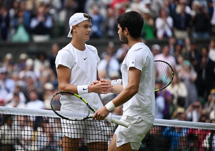 Der er kun seks dage mellem Holger Rune og Carlos Alcaraz, der har mødt hinanden gentagne gange i ungdomsårene og altid været ganske lige. Onsdag var spanieren bedst, da han i tre sæt vandt kvartfinalen ved Wimbledon. Foto: Dylan Martinez/Ritzau Scanpix