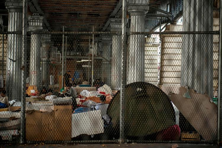     Sådan boede mennesker fra Afrika 12. juli i år under en metrobro i Paris. Der kommer flere af dem, mens højrefløjen overgår sig selv i urealistiske krav om stramninger, og venstrefløjen kræver solidaritet uden at have noget af have kravene i.  Foto: Julien de Rosa/Ritzau Scanpix