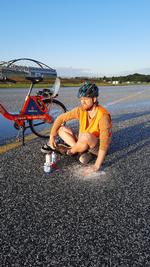 Aktivister fra klimabevægelsen Letzte Generation cyklede ind på landingsbanen i lufthavnen i Hamburg og limede deres hænder fast på asfalten. Foto: Letzte Generation