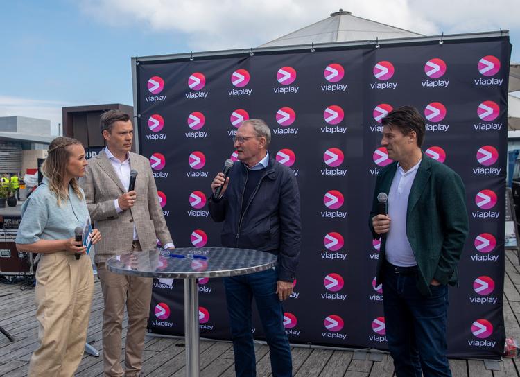 Viaplay har i 25 år haft rettighederne til Champions League i fodbold og har store profiler som Preben Elkjær og Michael Laudrup tilknyttet som eksperter. Her ses de sammen med værterne Signe Vadgaard og Peter Grønborg. Foto: NENT Group