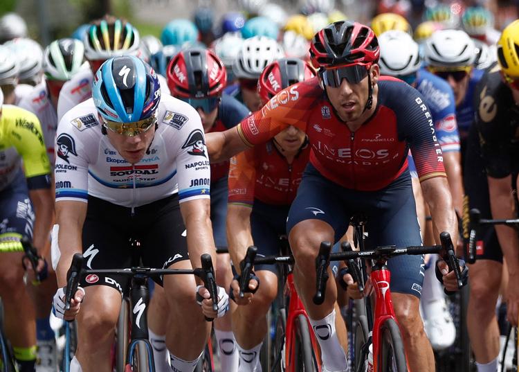 Det har ikke været Fabio Jakobsens Tour-år. Han stiller ikke til start på dagens 12. etape. Billedet er fra tidligere i løbet med Ineos Grenadiers' Omar Fraile.   Foto: Benoit Tessier/Ritzau Scanpix