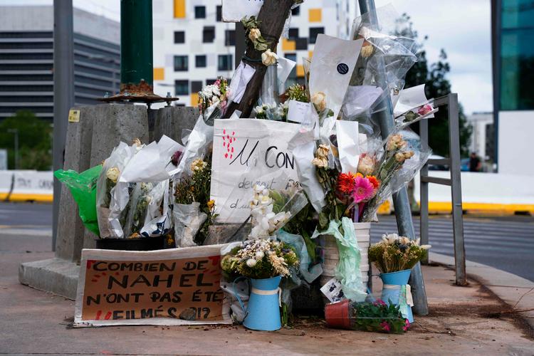  Der blev lagt blomster på stedet, hvor den 17-årige døde efter at være blevet ramt af skud under flugt fra politiet. Foto: Zakaria Abdelkafi/Ritzau Scanpix
