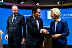 Formanden for Det Europæiske Råd, Charles Michel, kigger på, mens Japans regeringschef, Fumio Kishida, trykker hånd med formanden for EU-kommissionen, Ursula von der Leyen. Foto: John Thys/Ritzau Scanpix