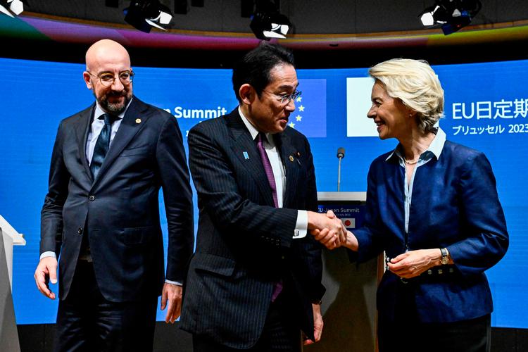 Formanden for Det Europæiske Råd, Charles Michel, kigger på, mens Japans regeringschef, Fumio Kishida, trykker hånd med formanden for EU-kommissionen, Ursula von der Leyen. Foto: John Thys/Ritzau Scanpix