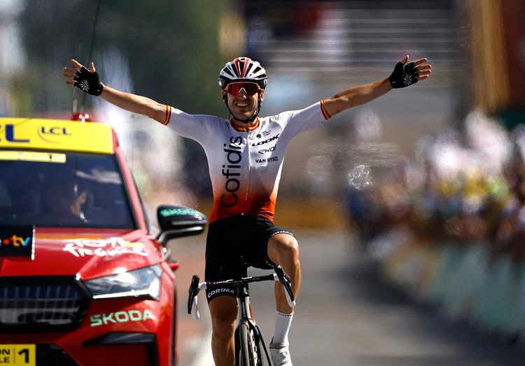 Ion Izagirre (Cofidis) da han krydser målstregen på Tourens 12. etape 13. juli. Foto: Stephane Mahe/Ritzau Scanpix