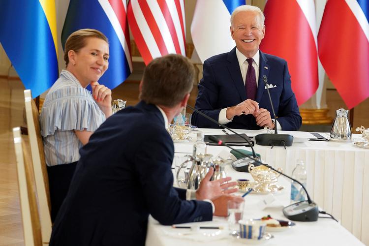 Statsminister Mette Frederiksen til bords med Sveriges statsminister, Ulf Kristersson, og USA's præsident, Joe Biden. Foto: Kevin Lamarque/Ritzau Scanpix