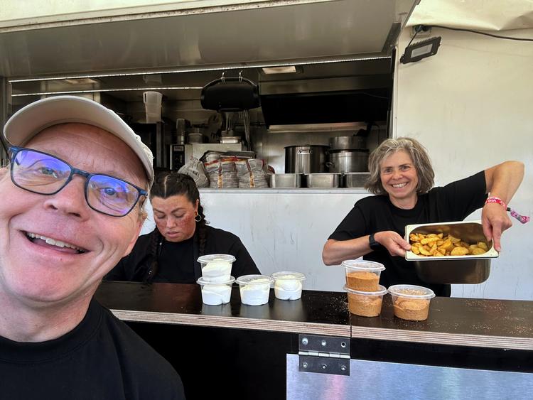 Frivillig i boden på Vig med min hustru, Kirsten Skylv. Amanda Nissen er en af de faste kræfter, der er med på alle fem festivaler i Danmark.  Foto: Per Munch