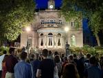 Unge og ældre samledes fredag aften foran Ixelles Rådhus i Bruxelles for at mindes 15-årige Rosa Reichel, der mistede livet i vandmasserne under de voldsomme oversvømmelser i Belgien for præcis to år siden.  På rådhuset lyser de unge klimaaktivisters krav om handling nu 'Climate Justice for Rosa' (foto: Privat) 