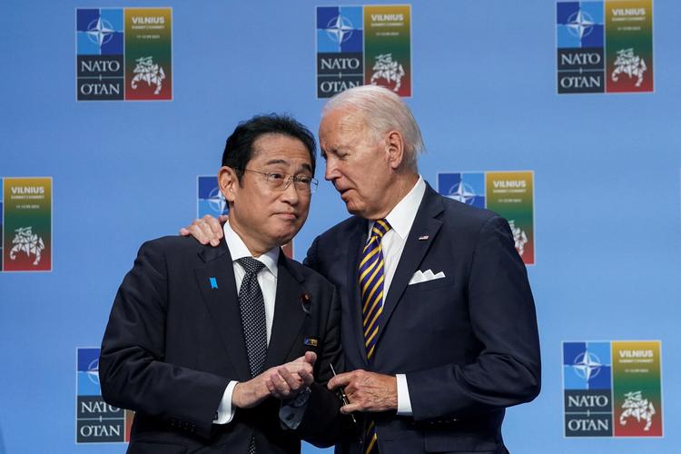 USA udnytter Japan og Sydkorea, når de deltager i Nato-topmøde, lyder det fra politisk kommentator Einar Tangen. Her er Japans premierminister Fumio Kishida sammen med den amerikanske præsident, Joe Biden. Foto: Kevin Lamarque/Ritzau Scanpix