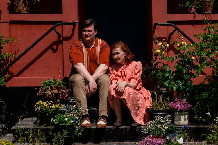 Nicolai Jørgensen og Bodil Jørgensen har isoleret sig på landet for at undgå alverdens farer. Og far.  Foto: Morten Rygaard