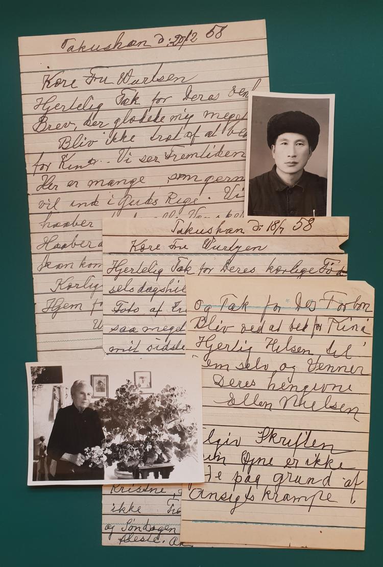 Udsnit af breve og fotos fra Takushan til Randers. På det lille foto øverst ses Ellen Nielsens trofaste hjælper Wang, og nederst ses Ellen Nielsen i sin stue med en pelargonium så stor, at den blev et tilløbsstykke på egnen. Foto: Kenn Tarbensen. 
