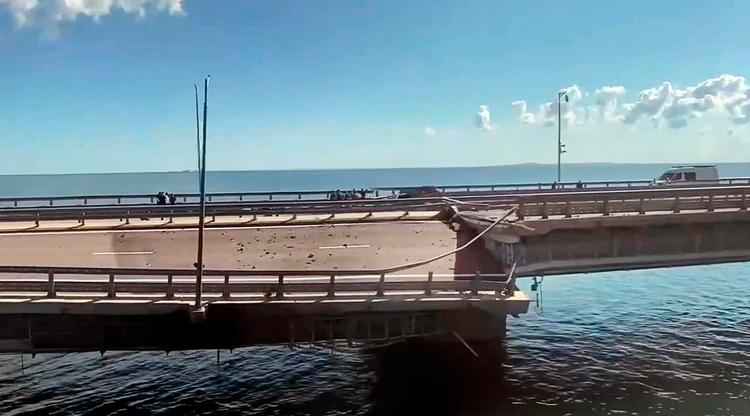 Det står fortsat ikke helt klart, hvor stort omfanget af skaderne på Kerch-broen er, efter den tidligt mandag morgen blev ramt af et droneangreb.  Foto: -/Ritzau Scanpix