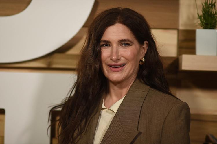 Forrige år var Kathryn Hahn nomineret til en Emmy for sin rolle i 'WandaVision'. I år, hvor billedet er fra, er hun nomineret til en Emmy for rollen i tv-serien 'Tiny Beautiful Things'.  Foto: Richard Shotwell/Ritzau Scanpix