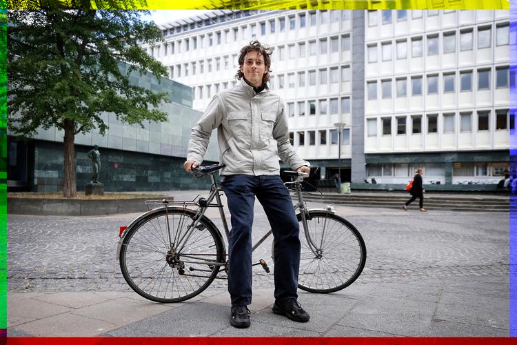     Antallet danskere på Sociale medier begynder at falde.Emil Giraldi, 26 år og geografistuderende på KU, nåede for et halvt år siden frem til, at telefonen og sociale medier gjorde ham en bjørnetjeneste. Han ville være mere nærværende over for sin kæreste og fordybe sig mere i sit studie, og derfor forlod han sociale medier og eksperimenterer med en dumbphone.   Foto: Jens Dresling