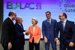 På billedet er de deltagende ved topmødet mellem EU og Latinamerika: EU-Kommissionsformand Ursula von der Leyen, rådsformand Charles Michel og den spanske statsminister Pedro Sanchez sammen med Ralph Gonsalves, statsminister for den lille caribiske østat Saint Vincent og Grenadinerne og nuværende formand for CELAC-samarbejdet. Foto: Yves Herman/Ritzau Scanpix