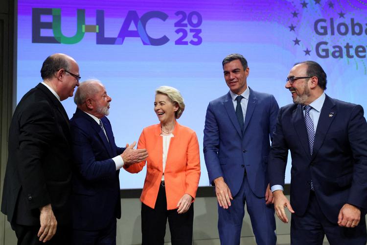På billedet er de deltagende ved topmødet mellem EU og Latinamerika: EU-Kommissionsformand Ursula von der Leyen, rådsformand Charles Michel og den spanske statsminister Pedro Sanchez sammen med Ralph Gonsalves, statsminister for den lille caribiske østat Saint Vincent og Grenadinerne og nuværende formand for CELAC-samarbejdet. Foto: Yves Herman/Ritzau Scanpix
