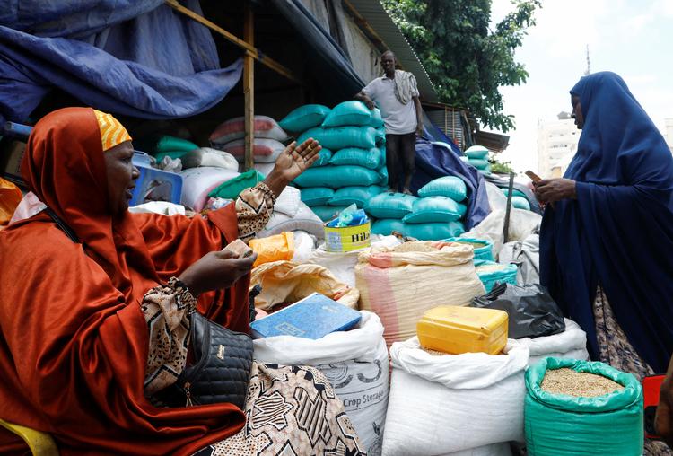Somaliske handlende sælger hvede importeret fra Ukraine på Bakara-markedet i Somalias hovedstad, Mogadishu. Suspendering af kornaftalen med Ukraine og Rusland kan få store konsekvenser for dem, der venter på hvede i det globale syd. Foto: Feisal Omar/Ritzau Scanpix