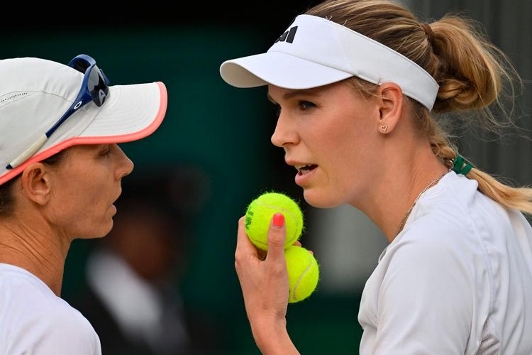 Caroline Wozniacki deltog under Wimbledon i en invitationsturnering for doubler, hvor hun i selskab med veteranen Cara Black fra Zimbabwe nåede finalen, der blev tabt til Kim Clijsters-Martina Hingis. Snart vil danskeren atter forsøge sig i single. Foto: Glyn Kirk/Ritzau Scanpix