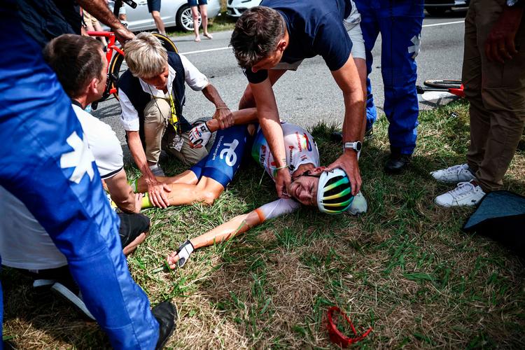 Belgiske Steff Cras fra TotalEnergies modtager lægehjælp efter et styrt, forårsaget af en tilskuer. Cras udgik af Tour de France.  Foto: Anne-christine Poujoulat/Ritzau Scanpix