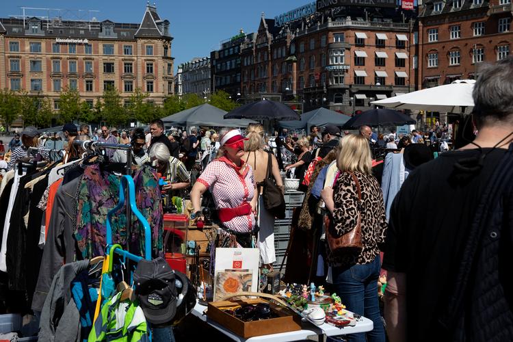 Øst- og nordjyder prutter oftest om prisen (68 procent mod 55 procent i Nordsjælland), når de køber brugt online, på loppemarkeder eller i genbrugsbutikker.  Foto: Finn Frandsen