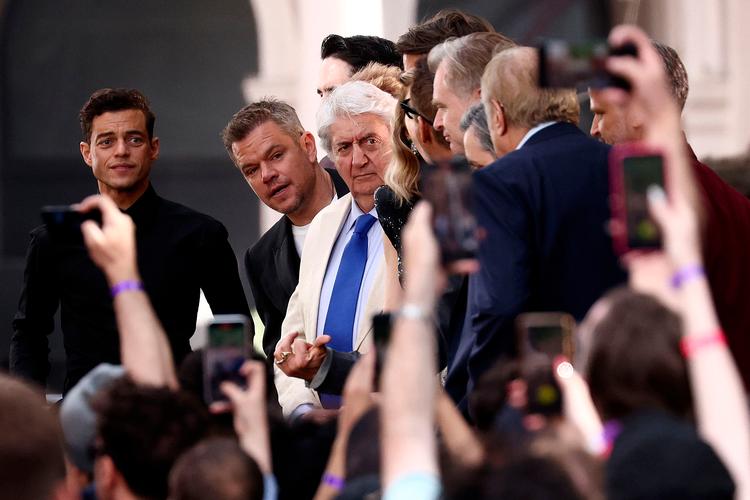 Torsdag aften rejste Matt Damon (nr. 2 fra venstre), Emily Blunt og en række andre kendte skuespillere sig fra sæderne og forlod premieren på ’Oppenheimer’ i London før rulleteksterne på grund af en af de største strejker i Hollywoods historie. Foto: Henry Nicholls/Ritzau Scanpix